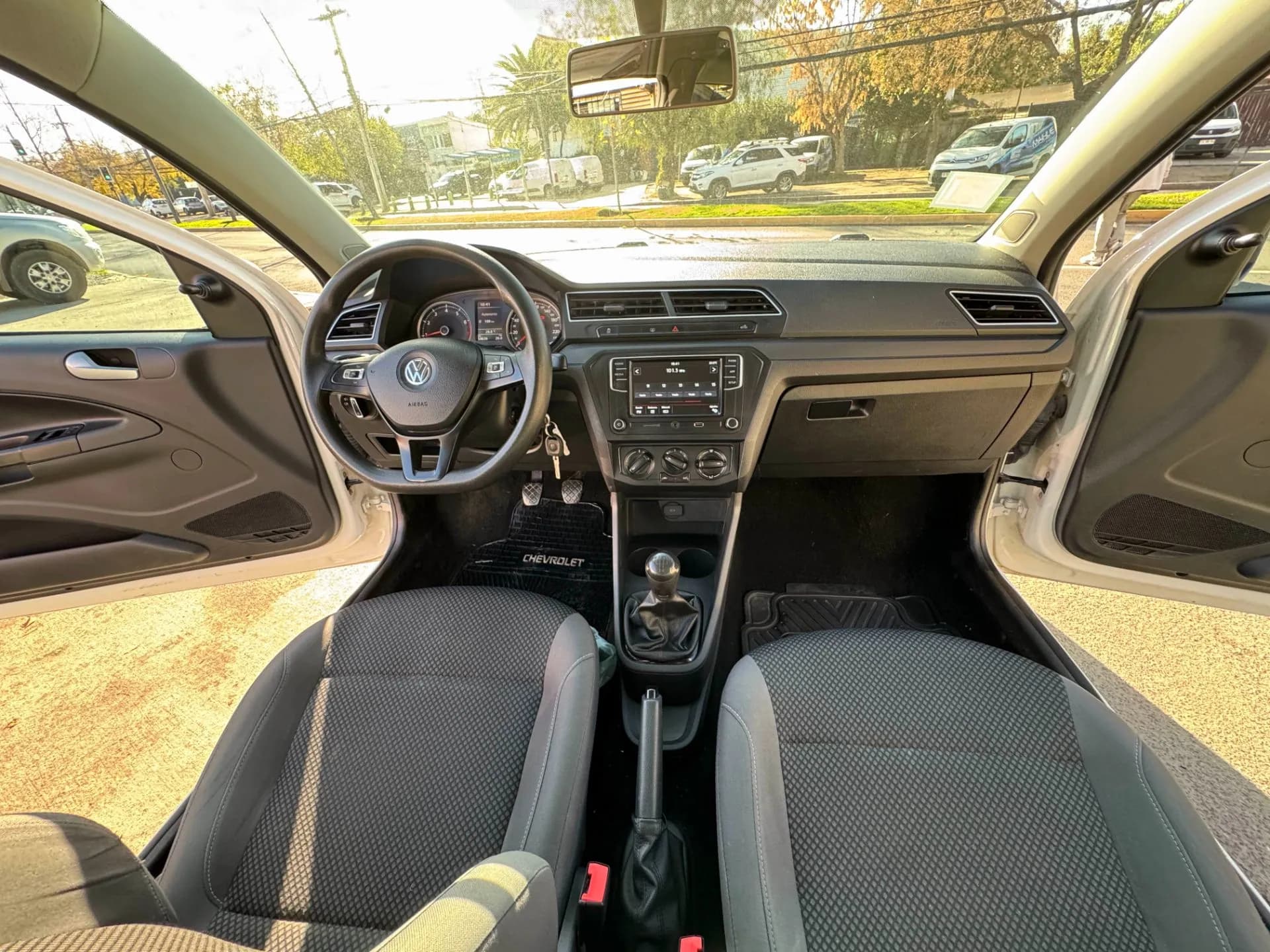 VOLKSWAGEN VOLKSWAGEN - SAVEIRO - CONFORTLINE 1.6 MEC SOLO 41.000 KM FULL CARPLAY AIRE AIRBAG VER EN LAS CONDES vista 6