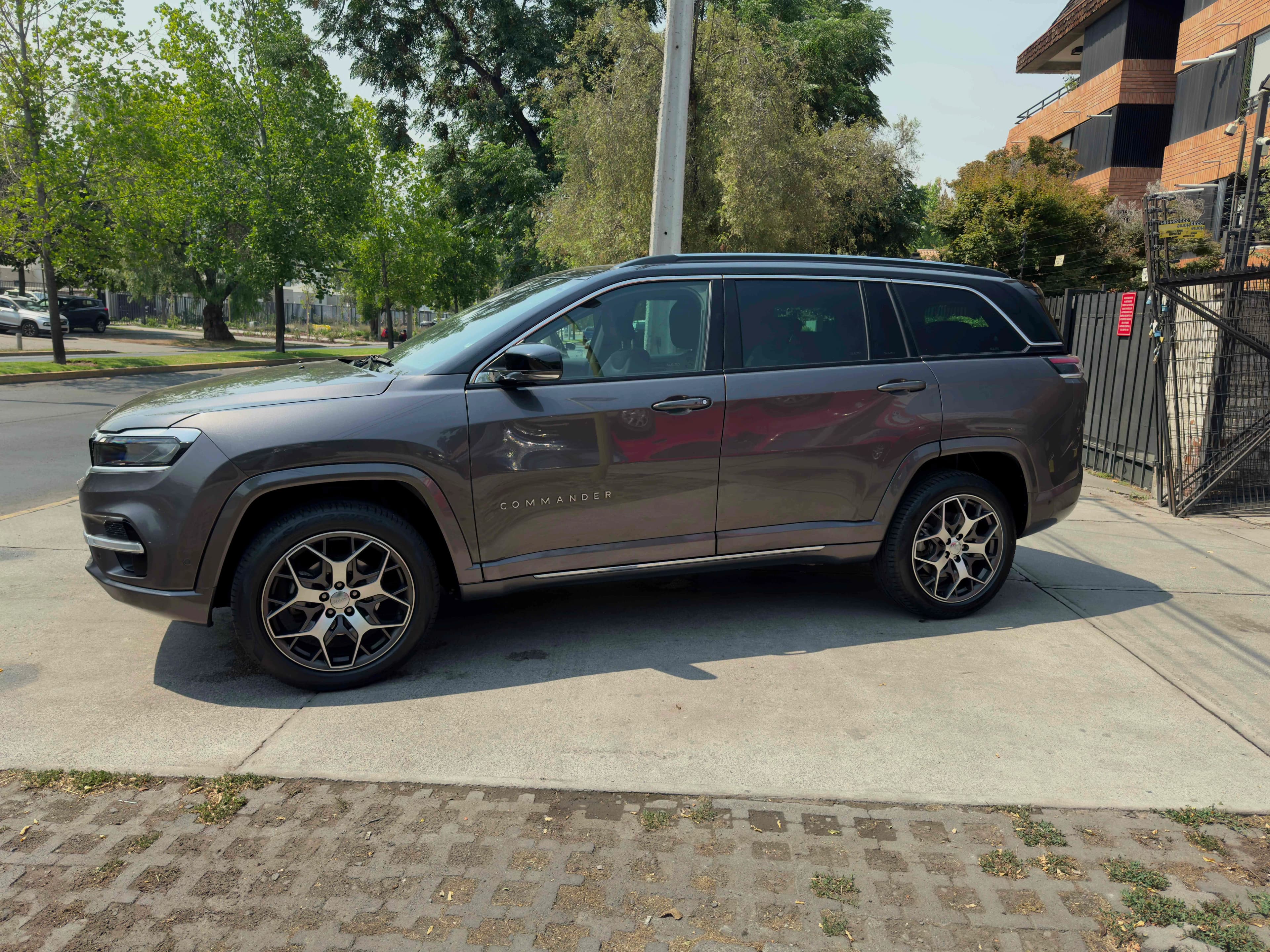 Jeep COMMANDER  OVERLAND 4X4 2.0 DIESEL  vista 3