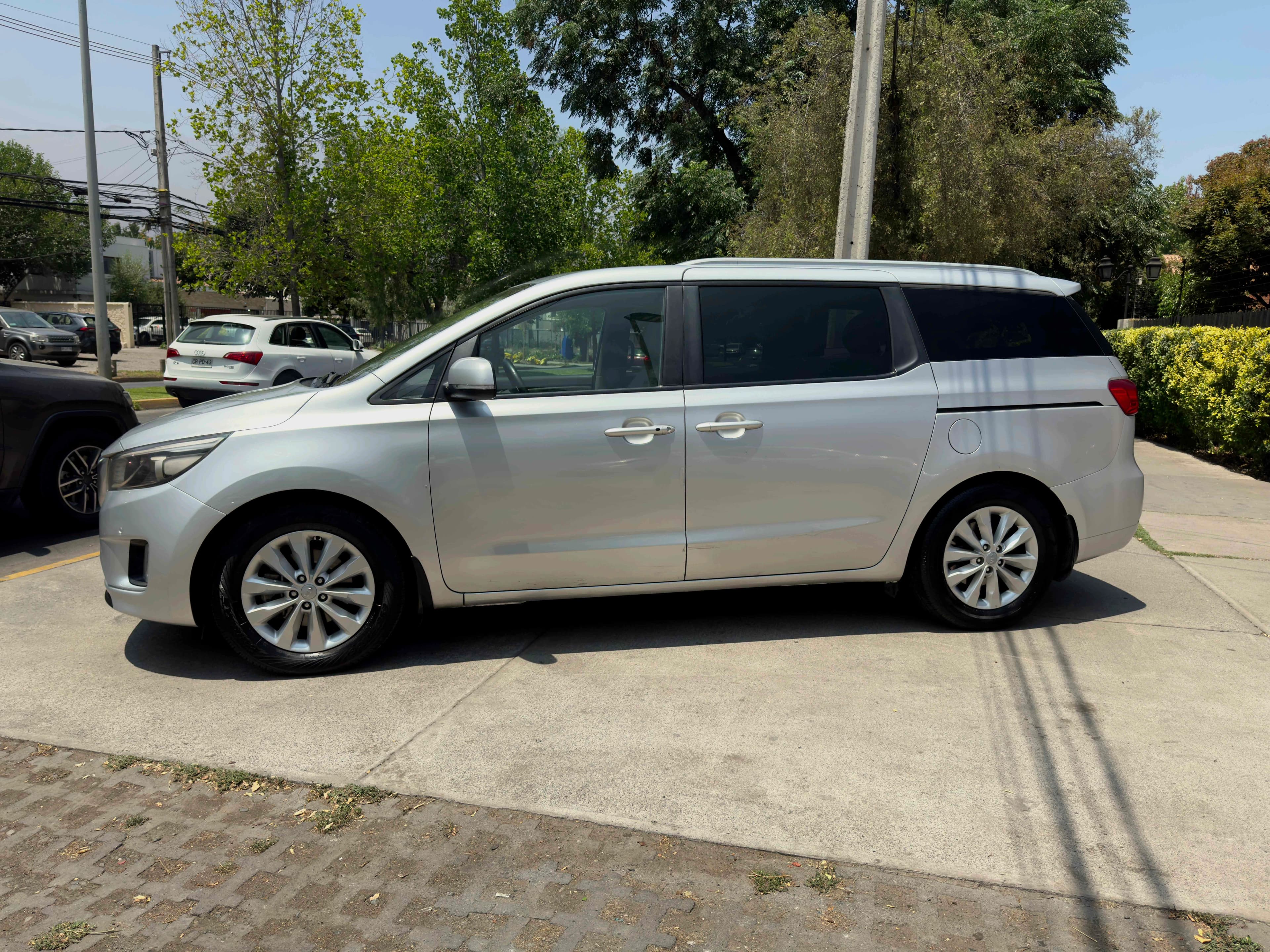 Kia GRAND CARNIVAL EX 2.2 AUTOMATICO  vista 4